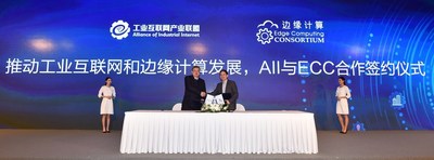 Haibin Yu, Chairman of ECC (Left) and Xiaohui Yu, Secretary-General of AII (Right) sign the strategic cooperation agreement