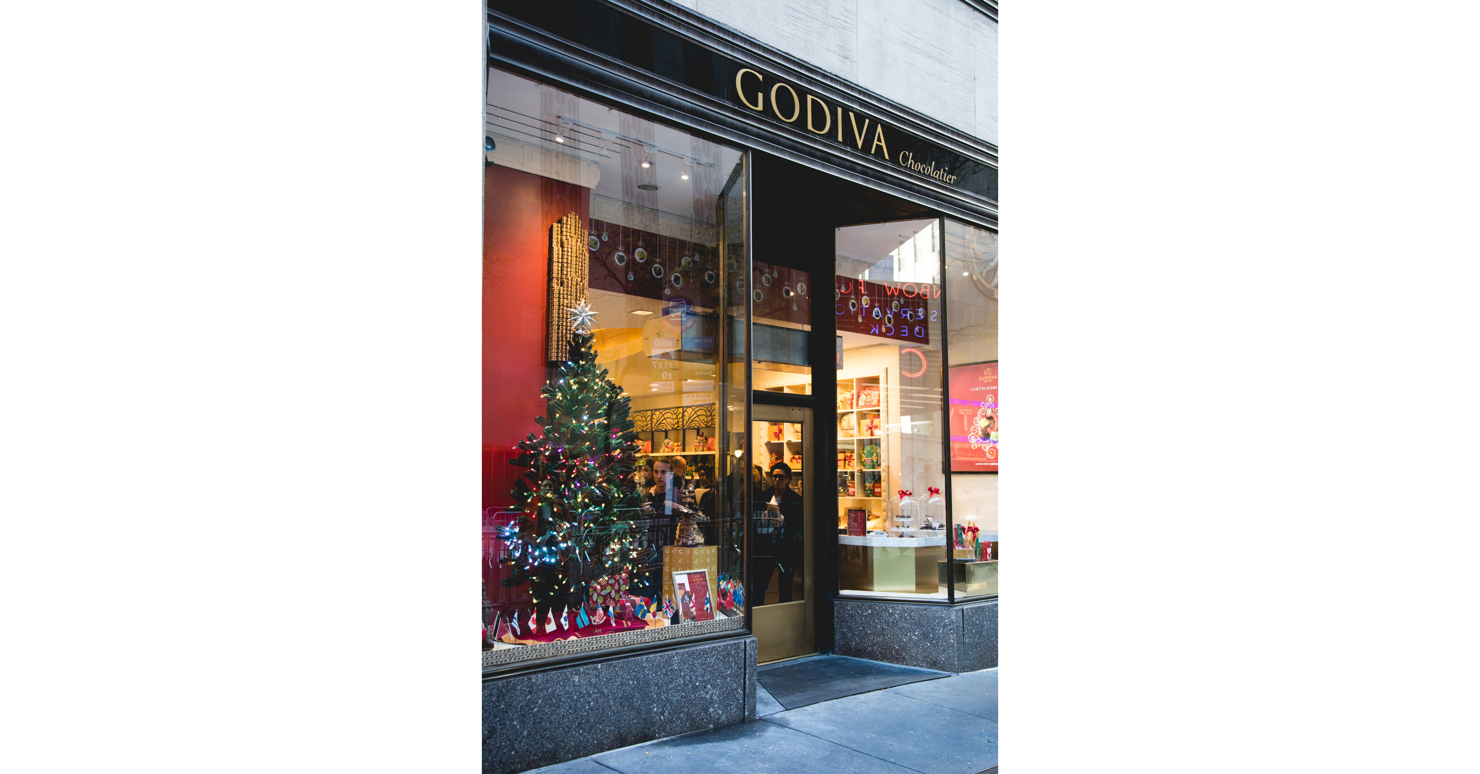 GODIVA Chocolatier Lights Up The Holidays With First Interactive Social