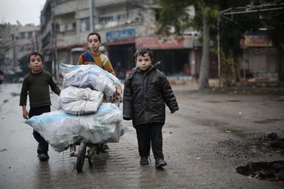 Children in besieged east Ghouta carry firewood back to their family  UNICEF/UN0127391/Al Shami (CNW Group/UNICEF Canada)
