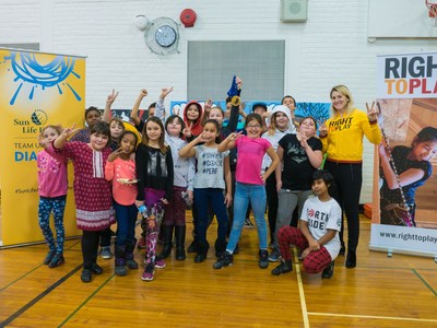 Canadian Ice Hockey player and six-time Olympian Hayley Wickenheiser joins Sun Life, Right to Play, and Elders from the First Nations School of Toronto to announce a commitment to Right to Play’s Play for Prevention Program. (CNW Group/Sun Life Financial Inc.)