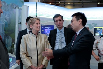 Premier Kathleen Wynne, Michael Chan, Minister of International Trade and Sean Yang, past President Huawei Canada and head of Global Security Protection Office for Huawei (CNW Group/Huawei Canada)