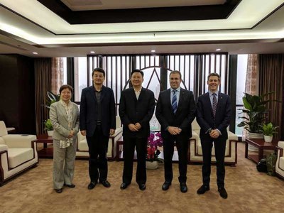 Space View and Deimos Imaging’s leadership at the China Siwei Headquarters. From left to right: Xu Lily, CEO at Space View, Zhao Jun, Vice President at China Siwei, Xu Wen, President at China Siwei, Fabrizio Pirondini, CEO at Deimos Imaging, Jamie Ritchie, Business Development Director at Deimos Imaging and UrtheCast. (CNW Group/UrtheCast Corp.)