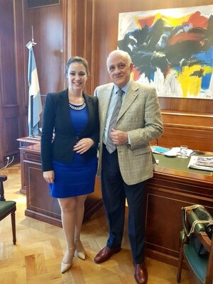 El Presidente de la Confederación Argentina de la Mediana Empresa Fabián Tarrío, recibe en su despacho, a la Lic. Nancy Clara, Directora de la Cámara de Comercio Argentina Americana de la Florida