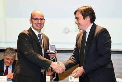 Regentis Biomaterials co-founder and chief scientific officer Prof. Dror Seliktar (left) accepts congratulations upon winning the Rita Levi Montalcini Award from Vincenzo Amendola, Italian Undersecretary of State of Foreign Affairs and International Cooperation.