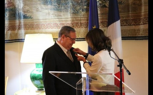 Son Excellence Kareen Rispal, ambassadrice de France au Canada, a nommé M. Guy Berthiaume au grade d’Officier de l’Ordre des Arts et des Lettres de la République française, à l’occasion d’une cérémonie tenue à Ottawa. (Groupe CNW/Bibliothèque et  Archives Canada)