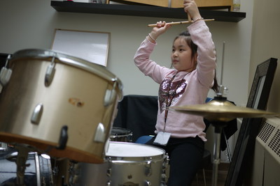 Girl taking part in Girls Rock Camp at Dixon Hall Music School. Girls Rock Camp is a non-profit organization that offers the camp free of charge through a partnership with Dixon Hall Music School. (CNW Group/Dixon Hall Neighbourhood Services)