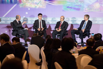 Chairman & CEO of Midea Group, Paul Fang, discussing “Openness and Innovation: Shaping the Global Economy” with representatives from Fortune 500 Companies over Midea’s breakfast meeting during Fortune Forum