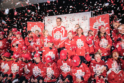 Auston Matthews celebrates being drafted as a Scotiabank Teammate alongside two Scotiabank sponsored kids’ community hockey teams – the Toronto Titans AAA Peewee team and the Etobicoke Dolphins AA Peewee team. This year Scoiabank reached the important milestone of supporting one million kids … and counting through community hockey programs. (Credit: Joel Nadel – Event Imaging) (CNW Group/Scotiabank)