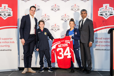 Scotiabank drafts Auston Matthews of the Toronto Maple Leafs as its Newest Teammate (L-R: Auston Matthews, Ethan Simpson of the Toronto Titans AAA Peewee team, Samantha Ross of the Etobicoke Dolphins Peewee AA team, Clinton Braganza, Senior Vice President of Canadian Banking Marketing, Scotiabank) (Credit: Joel Nadel – Event Imaging) (CNW Group/Scotiabank)