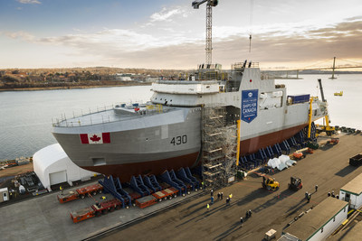 Le premier navire de patrouille extracôtier et de l’Arctique (NPEA) de la Marine royale canadienne, le futur Navire canadien de Sa Majesté Harry DeWolf, est en cours d’assemblage au chantier naval d’Irving Shipbuilding de Halifax. (Groupe CNW/Chantiers Maritimes Irving Inc.)
