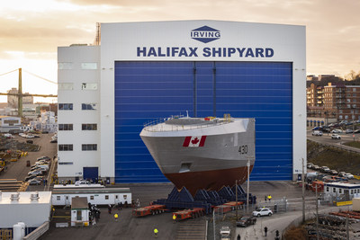 Aujourd'hui, le 8 dcembre 2017, des transporteurs de chargement lourd ont dplac la proue du premier navire de patrouille extractier et de l'Arctique  l'extrieur du hangar du chantier naval de Halifax, au niveau du sol. (Groupe CNW/Chantiers Maritimes Irving Inc.)