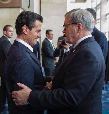 Agriculture Minister Lawrence MacAulay with Mexican President Enrique Peña Nieto (CNW Group/Agriculture and Agri-Food Canada)