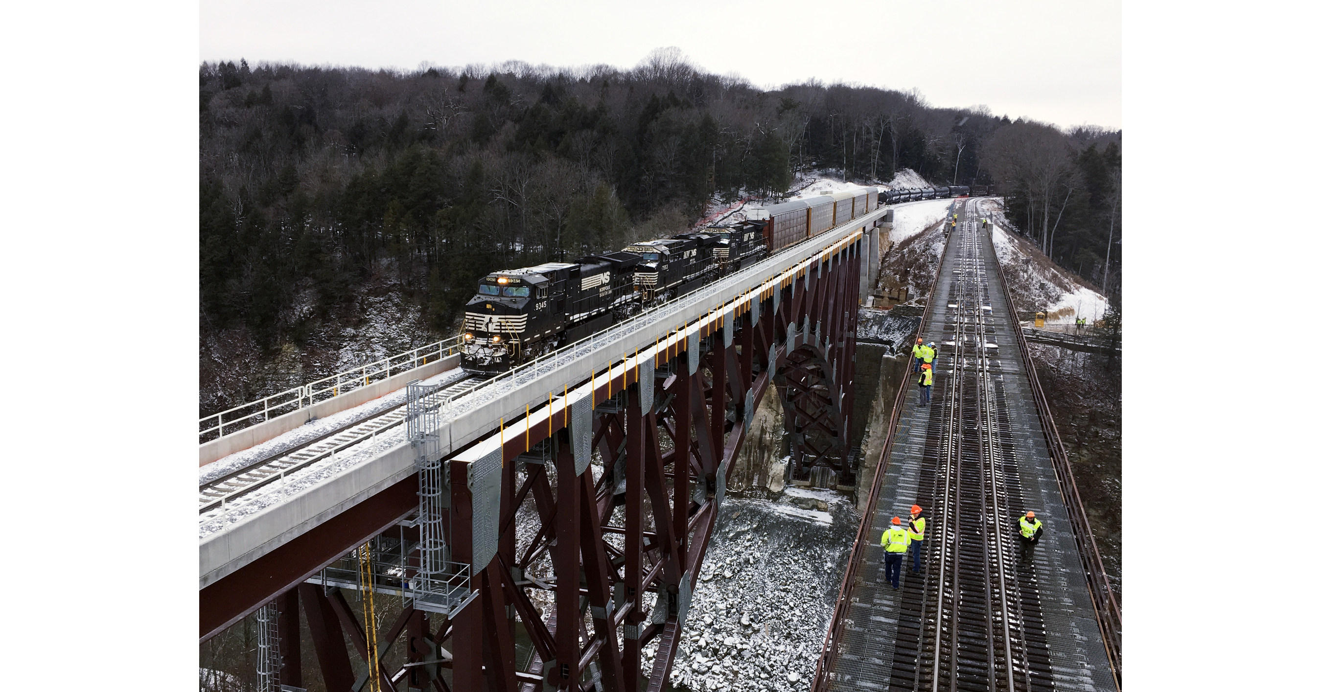 Norfolk Southern begins running trains over new Portageville Bridge