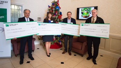 Bank of the West grant recipients (from left to right): Salam Nalia, CEO, Access Plus Capital;
Debbie Raven, President and CEO, Valley SBDC; Ralph Martinez, Director of Community Development, Community Action Partnership of Kern; Kurtis Clark, Director, Director Valley Sierra SBDC