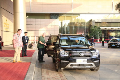 Les invités au forum prennent place dans le VUS GS8 de GAC Motor (PRNewsfoto/GAC Motor)