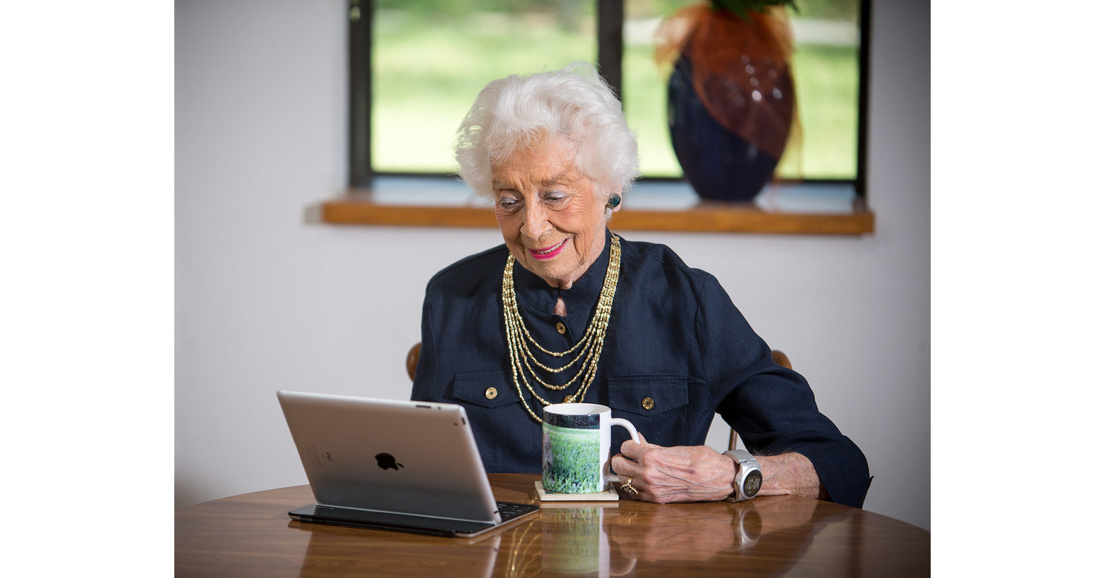 Работать после 80 лет. Умственная деятельность пожилых. Умственная активность пожилых. Интеллект в старости. Пожилая женщина 80 лет.