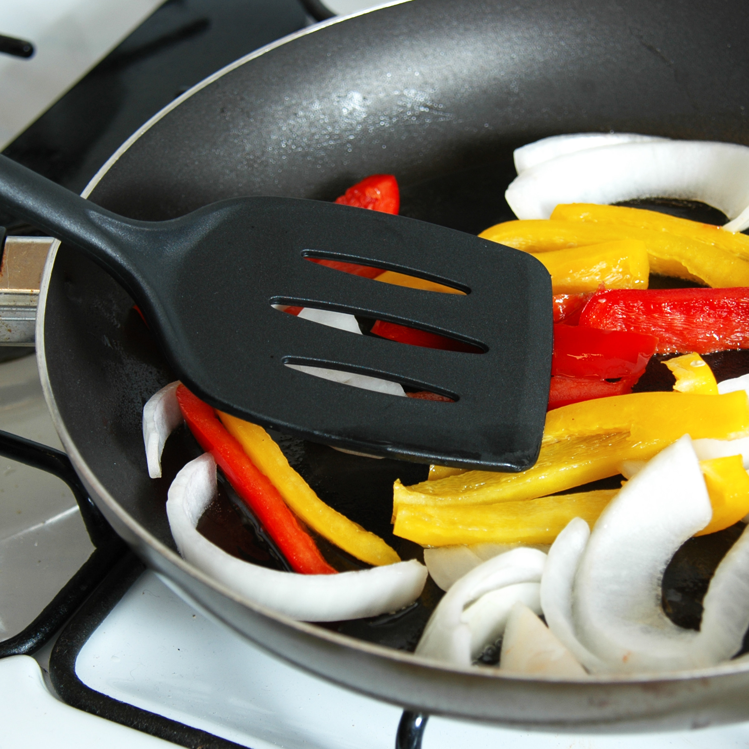 CHEF REMI GIVES A MASTERCLASS ON FLIPPING FOODS WITHOUT TEARING OR BREAKING