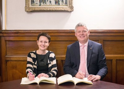 Steve Thorn de CGI et Annemarie O'Donnell du conseil municipal de Glasgow lors de la signature du contrat (Groupe CNW/Groupe CGI inc.)