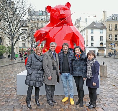 Ms. Monique Mouroux, General Secretary of the Saint-Germain-des-Pres Committee; Mr. Jean-Pierre Lecoq, Mayor of the 6th Arrondissement of Paris; artist Richard Orlinski; Ms. Christina Hau, General Manager of Operations, Wharf China Estates Limited; Ms. Winnie Wong, Deputy General Manager of Branding and Marketing of Chengdu IFS at the Panda art work unveiling ceremony.