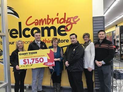 Le magasin Tigre Géant de Cambridge fait un don à la banque alimentaire Cambridge Self-Help Foodbank. (Groupe CNW/Giant Tiger Stores Limited)
