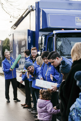 Les employés de RBC d’un peu partout en Colombie-Britannique se sont rendus au Manoir Ronald McDonald de Vancouver pour livrer des articles domestiques très attendus d’une valeur totale de plusieurs milliers de dollars. L’événement faisait partie d’une initiative des Fêtes organisée par le programme RBC Récompenses dans le cadre de laquelle des dons étaient versés aux Manoirs et salles familiales Ronald McDonald à l’échelle du pays en soutien aux familles d’enfants gravement malades. (Groupe CNW/RBC Banque Royale)