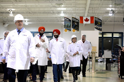 L'honorable Navdeep Bains, ministre de l'Innovation, de la Science et du Dveloppement conomique en visite avec d'autres dputs et reprsentants de Canadensys Aerospace et de l'Universit Western aux installations de MDA  Brampton, en Ontario. (Groupe CNW/Agence spatiale canadienne)