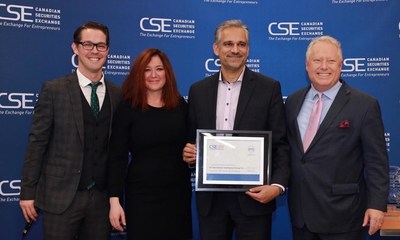 Tejinder Basi of BIG accepts the listing certificate from the CSE, presented by James Black (left), Anna Serin, and Richard Carleton (right) (CNW Group/Big Blockchain Intelligence group inc)