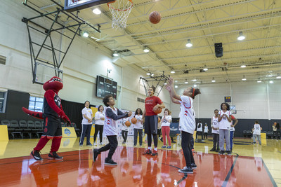 The top 50 kids from participating Toronto Boys and Girls Clubs of Canada celebrate their achievements at the exclusive Sun Life Dunk for Diabetes wrap party with basketball-based activities led by Toronto Raptors' clinicians.Toronto Raptors' DeMar DeRozan and Dwane Casey made a surprise appearance to cheer the kids on. (CNW Group/Sun Life Financial Inc.)