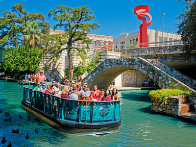 Nuevas barcazas fluviales debutaron recientemente en el San Antonio River Walk, con recorridos operados por Go Rio San Antonio River Cruises. (PRNewsfoto/Visit San Antonio)