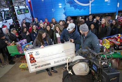 In a moving moment, Chicago-area student athletes loaded 10,000 children’s toys on a Pepsi semitruck and made a surprise delivery to Chance The Rapper and his charity, SocialWorks. They also presented a $2,500 check to Chance The Rapper, who is distributing the toys to children from low-income families throughout Chicago this holiday season. The massive effort was a part of the Making A Difference On AND Off The Field campaign presented by Buddy’s HELPERS and the PepsiCo Showdown.