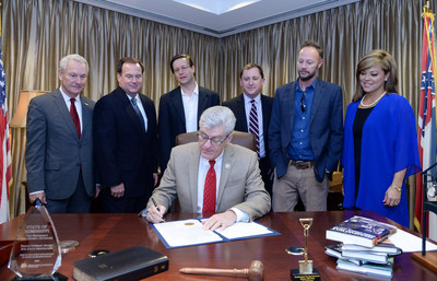 Mississippi Gov. Phil Byant is pushing for more computer science education in schools as he signs a proclamation declaring December as Computer Science Education Month in the Magnolia state. With Bryant are prominent Mississippi technology, business and economic development leaders who are involved in the education and job development efforts.