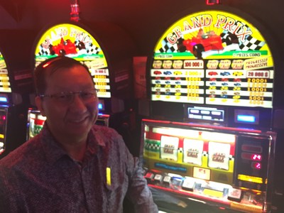 Le lendemain de Nol, il remporte plus de 1,8 M$ au Casino de Montral (Groupe CNW/Loto-Qubec)