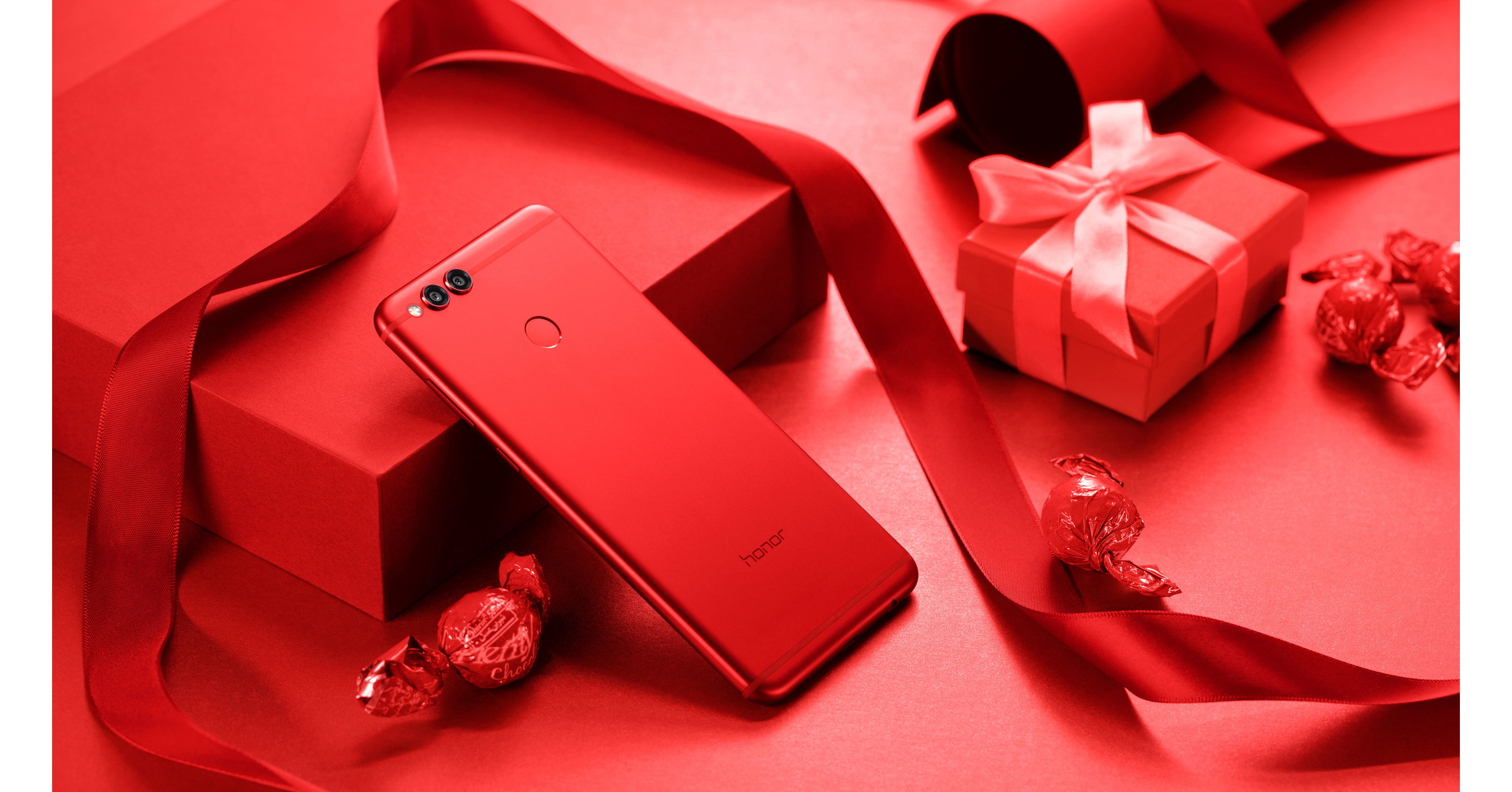 Второй телефон в подарок. Honor 7x Red. Смартфон в подарок. В подарок. Телефон. Смартфон в подарочной упаковке.