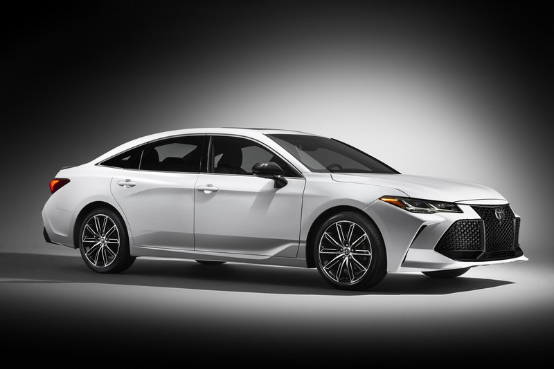 Respaldado por una plataforma denominada Nueva Arquitectura Global de Toyota (Toyota New Global Architecture, TNGA) y propulsado por un motor V6 energéticamente eficiente de 3.5 litros o por el grupo propulsor Toyota Hybrid System (THS II), el Toyota Avalon 2019 personifica el deseo dominante de los consumidores por modos de transportación premium asequibles y de alta categoría, centrados en el diseño y tecnológicamente inteligentes.