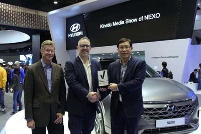 Ki Sang Lee and Michael O’Brien accept the Reviewed.com Trophy at CES
