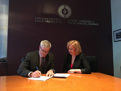 Commissioner Vince Hawkes, Ontario Provincial Police and Lianna McDonald, Executive Director for the Canadian Centre for Child Protection sign an important agreement to enhance the safety of children and youth in Ontario. (CNW Group/Ontario Provincial Police)