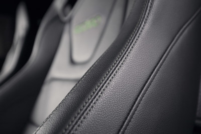 The Recaro performance seat’s contour amplifies the riding experience and helps to eliminate body fatigue.