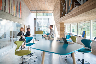 Places of inspiration instead of places merely to work in: Sedus Highdesk. Photo: Sebastian Bullinger (PRNewsfoto/Sedus Stoll AG)