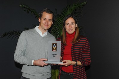 Leyre Olavarria, Head of Connected Car at SEAT and Digital Officer Fabian Simmer picked up the ‘Connected Car 2017 award in the pioneer category by the German magazines Auto Bild and Computer Bild (PRNewsfoto/SEAT SA)