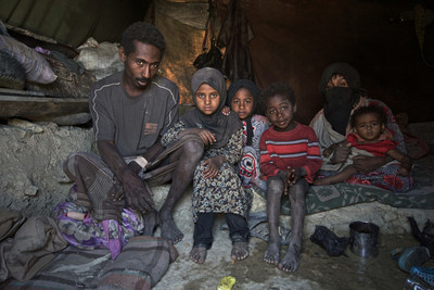 Ayoub Ali ( gauche), sa femme Juma'a ( droite) et leurs quatre enfants, sont assis dans leur tente au site pour personnes dplaces internes de Khamir, dans le gouvernorat d'Amran, au Ymen, avril 2017.  UNICEF/UN073960/Clarke for UNOCHA (Groupe CNW/UNICEF Canada)