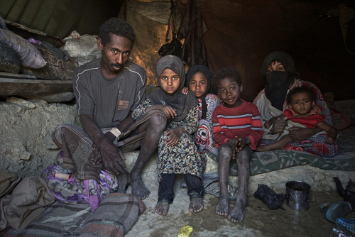 Ayoub Ali (à gauche), sa femme Juma'a (à droite) et leurs quatre enfants, sont assis dans leur tente au site pour personnes déplacées internes de Khamir, dans le gouvernorat d’Amran, au Yémen, avril 2017. © UNICEF/UN073960/Clarke for UNOCHA (Groupe CNW/UNICEF Canada)