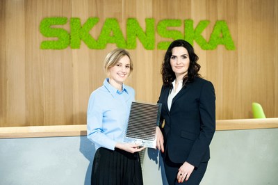 Olga Malinkiewicz (left), co-founder and CTO at Saule Technologies and Katarzyna Zawodna (right), CEO of Skanska’s commercial development business in CEE, with a perovskite solar module. (PRNewsfoto/Skanska Commercial Development)