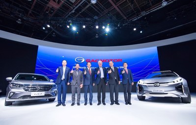 Yu Jun, presidente de GAC Motor; Ryan LaFontaine, presidente de NAIAS 2018; Feng Xingya, presidente del GAC Group; Rick Snyder, gobernador del estado de Michigan; Zhang Qingsong, vicepresidente del GAC Group; y Wang Qiujing, presidente de GAC Engineering; con el GA4 y el Enverge (PRNewsfoto/GAC Motor)