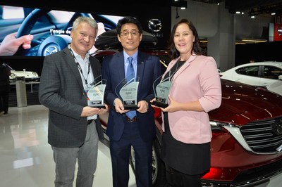 Masaharu Kondo, président, Mazda Canada, accepte trois prix de l'AJAC de Mark Richardson, président de l'AJAC (à gauche) et Stephanie Wallcraft, vice-présidente de l'AJAC (à droite). (Groupe CNW/Mazda Canada Inc.)