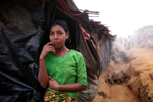 On 19 December 2017 in Bangladesh, Noor Bar, 12, stands outside her family’s shelter before heading out to chop kindling in a jungle area located quite a distance from the Balukhali makeshift settlement for Rohingya refugees where her family lives, in Cox’s Bazar district. © UNICEF/UN0155477/Sujan (CNW Group/UNICEF Canada)