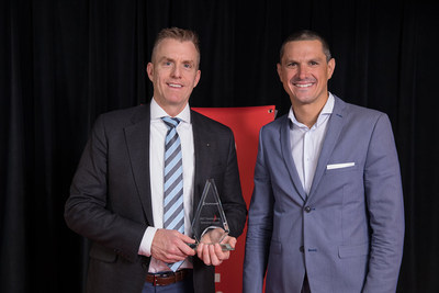 Brent Currie, Scotiabank’s Senior Vice-President of Brand Management and Marketing Services, receiving the award from Leo Martellotto, President of Junior Achievement Americas. (CNW Group/Scotiabank)