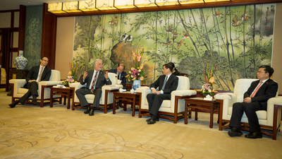 Shanghai (Chine), le 25 janvier 2018. - Lors d’une mission économique en Chine, le premier ministre, Philippe Couillard, s’est entretenu avec le maire de Shanghai, Ying Yong. (Groupe CNW/Cabinet du premier ministre)