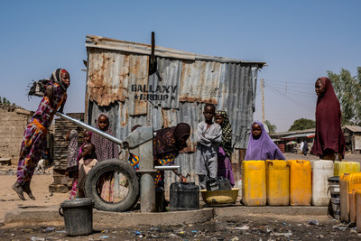 A girl pumps water from a borehole provided by UNICEF in Old Maiduguri, Borno State, Nigeria, Thursday 2 March 2017.  UNICEF/UN055938/Gilbertson VII Photo (CNW Group/UNICEF Canada)