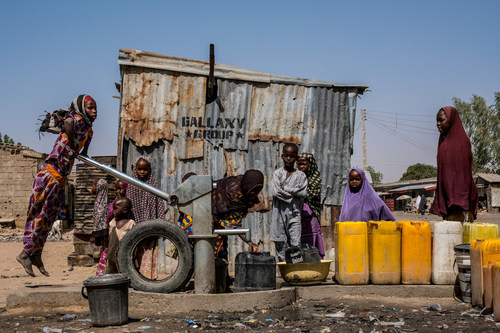 A girl pumps water from a borehole provided by UNICEF in Old Maiduguri, Borno State, Nigeria, Thursday 2 March 2017. © UNICEF/UN055938/Gilbertson VII Photo (CNW Group/UNICEF Canada)