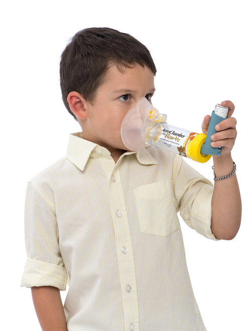 Child using the AeroChamber Plus® Flow-Vu® chamber for children 1-5 years old (CNW Group/Trudell Medical International)